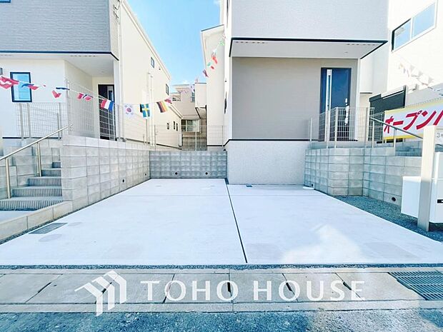 ゆったりとした駐車スペースを確保いたしましたので、大きめのお車でも駐車可能です。