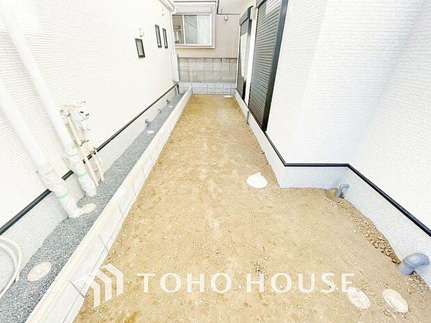 リビングの窓先に緑を感じる生活が贅沢に感じる世の中です。ガーデニングで癒しの空間を。