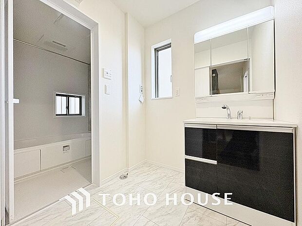 手で洗いたい大切な服など、広く使えると助かる洗面台は汚れの付きにくい形状と素材で造られております。