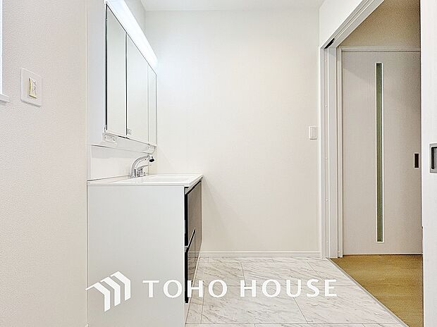 脱衣所内に洗濯機を置けるスペースを確保！ご家族のお洗濯物を洗う際にも大容量の洗濯機を置けて便利です。