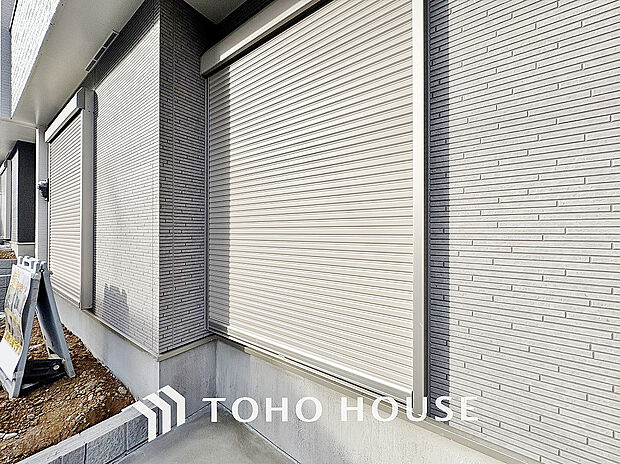 防犯機能のシャッターを完備しております。寒い冬でも中から開閉が可能ですのでラクラクな所も便利です。