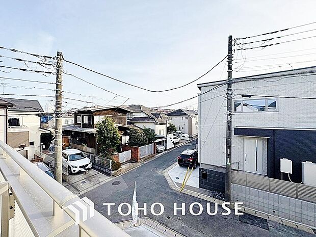 星空が地上に映りこむかのような夜景のきらめきまで、この街ならではの美しい風景の物語が室内に展開。