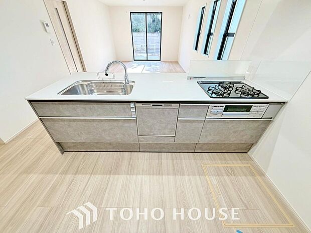 キッチンは、リビングで寛ぐ家族や小さなお子様を見守りながら料理が出来る対面式の温もり設計。