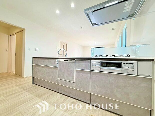 充実した収納スペースを搭載したシステムキッチンは、日々の家事がはかどります。