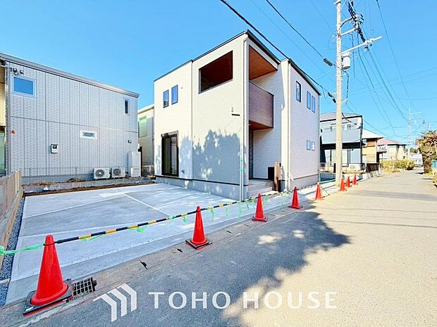 街並みの風景に包み込まれながら、瀟洒な印象も湛えて佇みます。