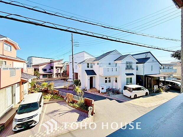 星空が地上に映りこむかのような夜景のきらめきまで、この街ならではの美しい風景の物語が室内に展開。