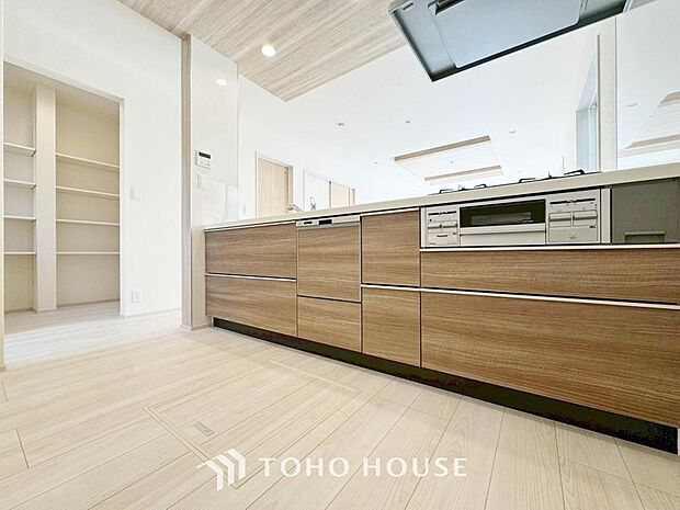 大型の冷蔵庫やレンジボードもしっかり置ける広々としたキッチンスペース。