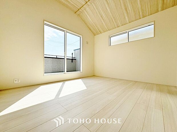 明るい色のフローリングと白いクロスが光を反射して更なる採光を生みます。