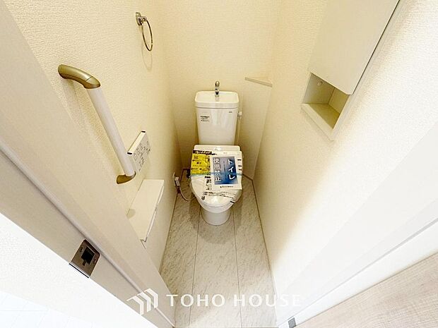 清潔な空間であって頂けますように、目に留まるだけではなく、汚れをふき取り易いフロアと壁紙をチョイス。