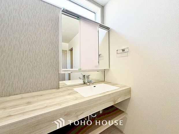 手で洗いたい大切な服など、広く使えると助かる洗面台は汚れの付きにくい形状と素材で造られております。