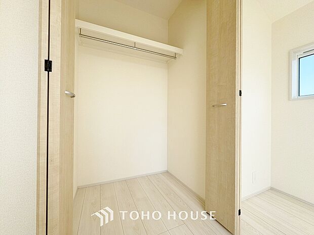 クローゼットを完備。家具の配置にも困らない設計がされており、採光と室内のバランスが絶妙です。