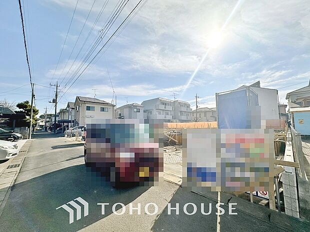 周辺に建ち並ぶ邸宅も、それぞれに個性がありながらも全体的に瀟洒な雰囲気を醸し出している邸宅街の一角。