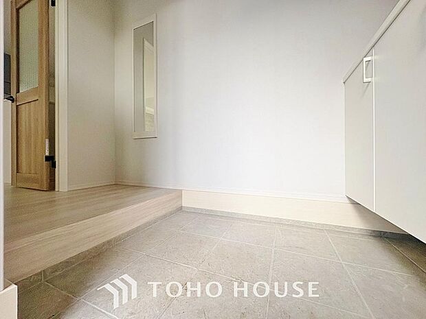 人を迎え入れる最初の場所だからこそ、清潔感がある空間にして頂ける様シューズボックスを設置しました。