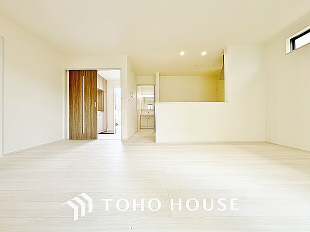 忙しい朝でも、しっかり家族が揃って食事をして頂けるゆとりある大きさのダイニングスペース。