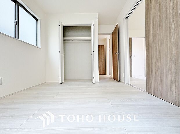 快適な光を取り入れ、心地よい風を取り入れます。収納スペースもあり、生活しやすい居住スペースです。