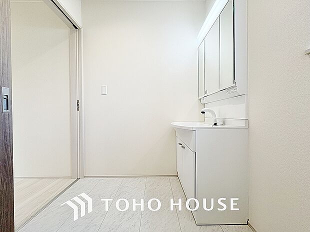 脱衣所内に洗濯機を置けるスペースを確保！ご家族のお洗濯物を洗う際にも大容量の洗濯機を置けて便利です。