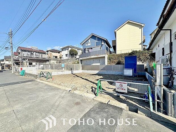 街並みの風景に包み込まれながら、瀟洒な印象も湛えて佇みます。