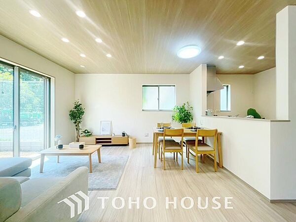 光が注がれる青い空から鮮やかに赤色にゆっくりと染まる。そんな優しい時間がここでは流れてゆく。