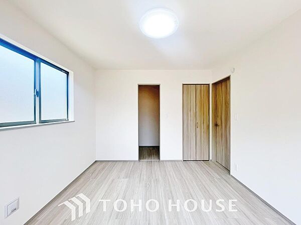 一日の疲れを癒やしてくれる主寝室。時を忘れて過ごす場所として過ごせるお部屋。