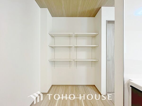 稼働棚を完備。収納する物に合わせて高さを調整でき、沢山のかさ張るお荷物を仕舞えます。
