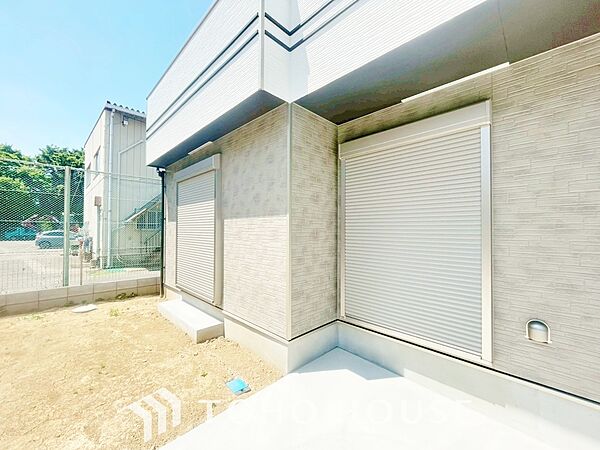 防犯機能のシャッターを完備しております。女性のチカラでも開閉が可能ですのでラクラクな所も便利です。