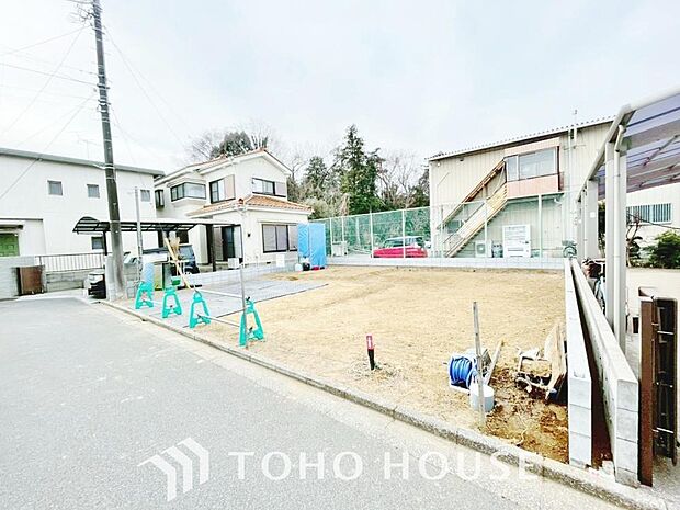 街並みの風景に包み込まれながら、瀟洒な印象も湛えて佇む邸宅を建築いたします。