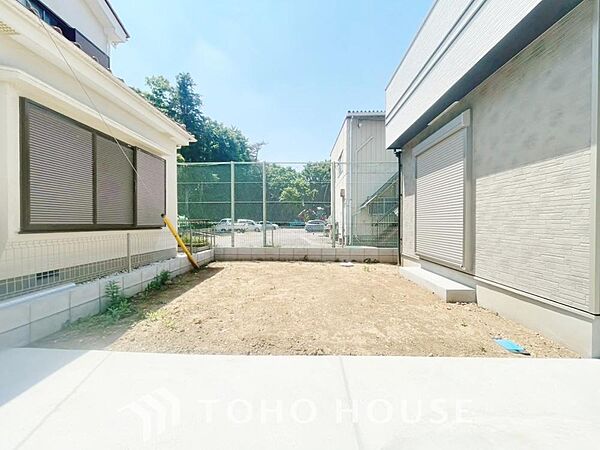 お子様がお庭で遊ぶのを見守りつつ、キッチンでお料理やリビングでくつろぐことができる安心な間取り。