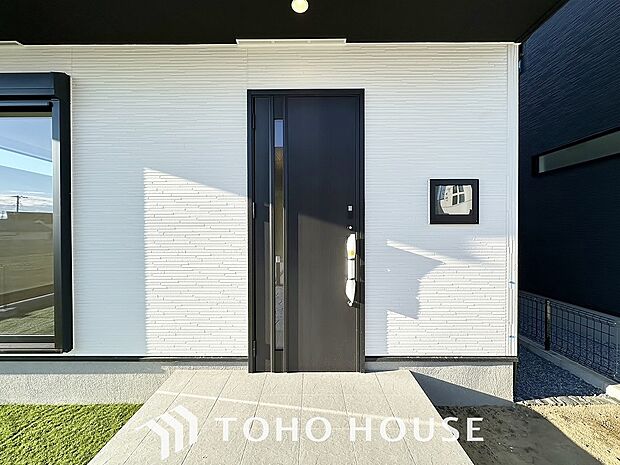 毎日みんなを見送り、そして迎え入れる場所だから。帰りたくなる家をテーマに設計した、自慢の玄関です。