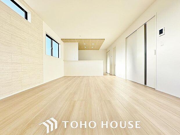 LDKでは家族が集まり、明るく穏やかな空気のなかで飲んだり、食べたり、笑ったり。