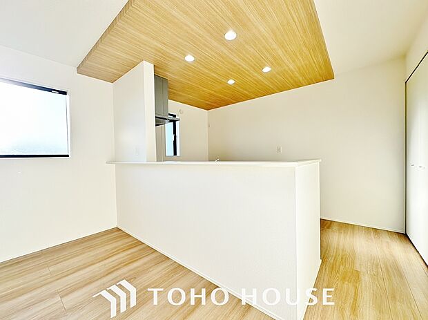 ポップアップ天井は、天井にアクセントクロスを使用する事でその空間が華やかになりデザイン性が増します。