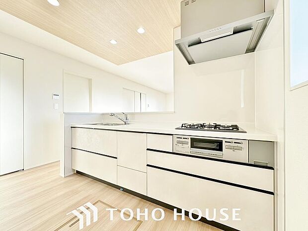 大型の冷蔵庫やレンジボードもしっかり置ける広々としたキッチンスペース。