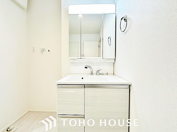 手で洗いたい大切な服など、広く使えると助かる洗面台は汚れの付きにくい形状と素材で造られております。