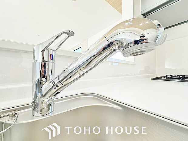 ワンタッチで浄水と原水と切り替えできる、見た目にもスマートな浄水器一体型の水栓。