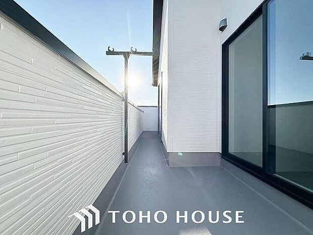 陽光に愛され、環境に恵まれ、家族に包まれた邸宅は、どんなに月日が経っても色褪せる事なく輝き続けます。