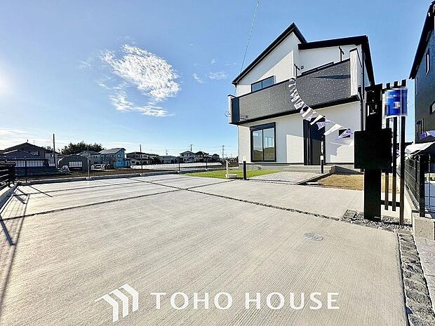 ゆったりとした駐車スペースを確保いたしましたので、大きめのお車でも駐車可能です。