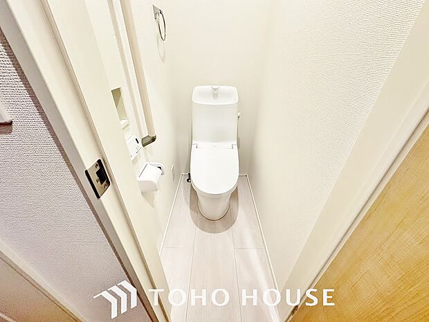 清潔な空間であって頂けますように、目に留まるだけではなく、汚れをふき取り易いフロアと壁紙をチョイス。