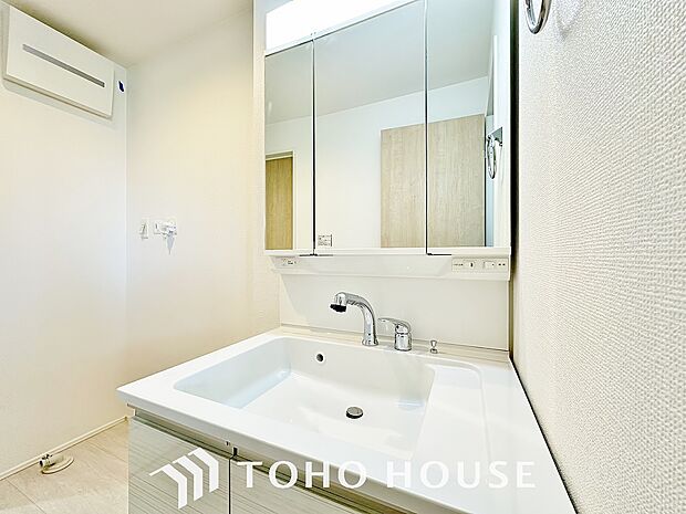 手で洗いたい大切な服など、広く使えると助かる洗面台は汚れの付きにくい形状と素材で造られております。