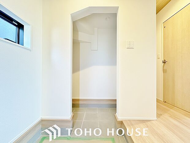 土足のまま入れるので、ゴルフバックなどがそのまま収納可能。散らかりがちな玄関をすっきりと保てます。