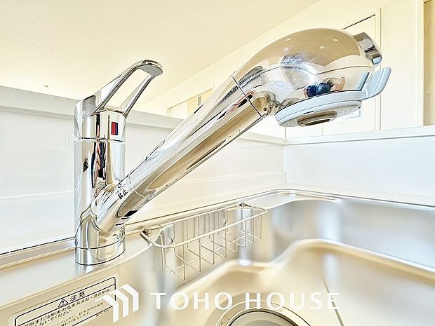 ワンタッチで浄水と原水と切り替えできる、見た目にもスマートな浄水器一体型の水栓。