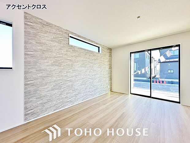 クロスの一部に違う色や柄を取り入れ、単調になりがちなお部屋の雰囲気を変えるアクセントクロスを採用。