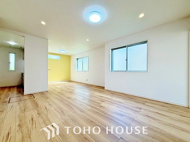 ご家族の集うリビングは明るいクロスとバルコニーから入る光で会話が弾む憩いの場。