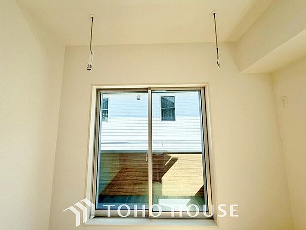 床とクロスの色をシンプルにし、疲れた日でも安らげる空間へ。帰宅する喜びのあるお部屋となるように。