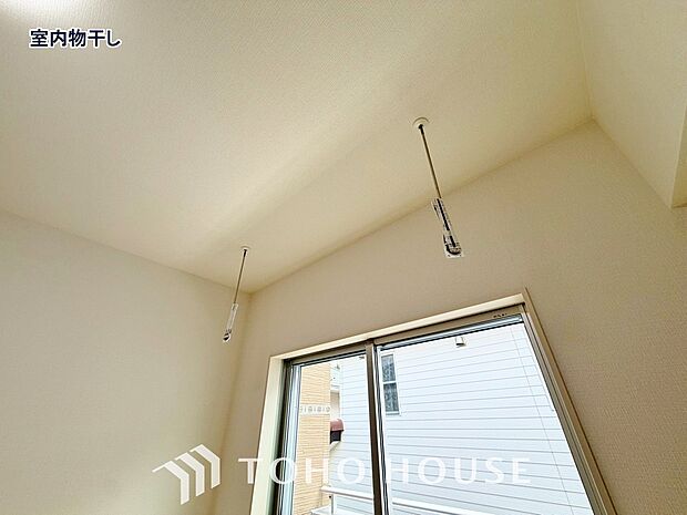 天井に穴の開いたパーツを設置し、その穴にポールを差し込んで使用する室内物干しです。