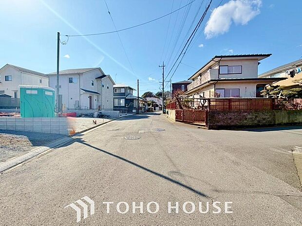 街並みの風景に包み込まれながら、瀟洒な印象も湛えて佇みます。