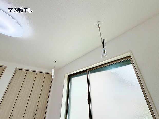天井に穴の開いたパーツを設置し、その穴にポールを差し込んで使用する室内物干しです。