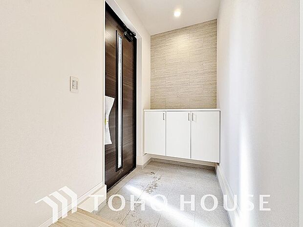 人を迎え入れる最初の場所だからこそ、清潔感がある空間にして頂ける様シューズボックスを設置しました。