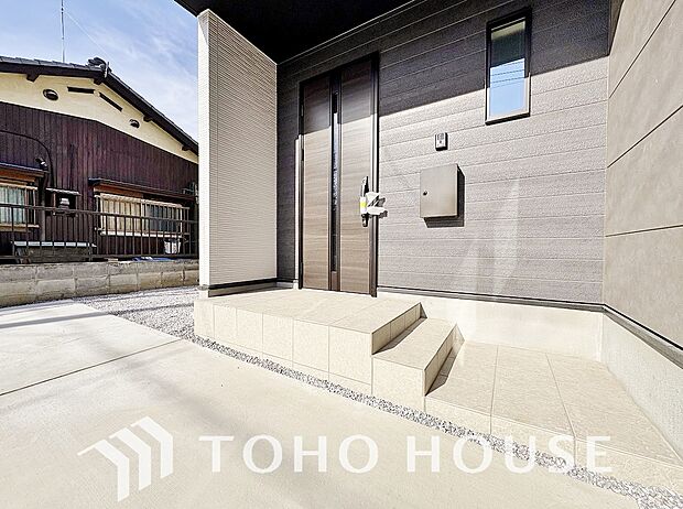 毎日みんなを見送り、そして迎え入れる場所だから。帰りたくなる家をテーマに設計した、自慢の玄関です。