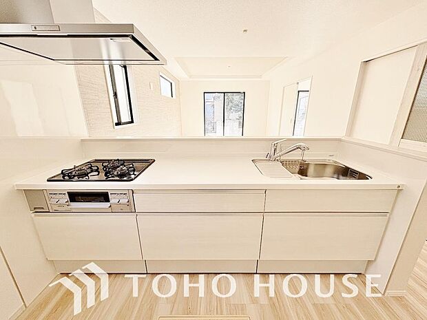 キッチンは、リビングで寛ぐ家族や小さなお子様を見守りながら料理が出来る対面式の温もり設計。