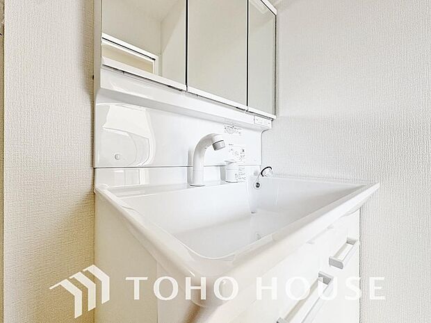 手で洗いたい大切な服など、広く使えると助かる洗面台は汚れの付きにくい形状と素材で造られております。