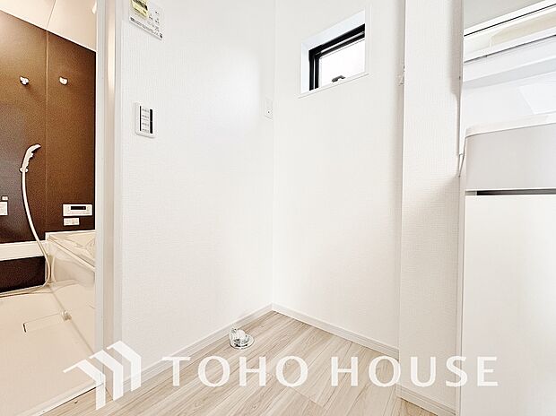 脱衣所内に洗濯機を置けるスペースを確保！ご家族のお洗濯物を洗う際にも大容量の洗濯機を置けて便利です。